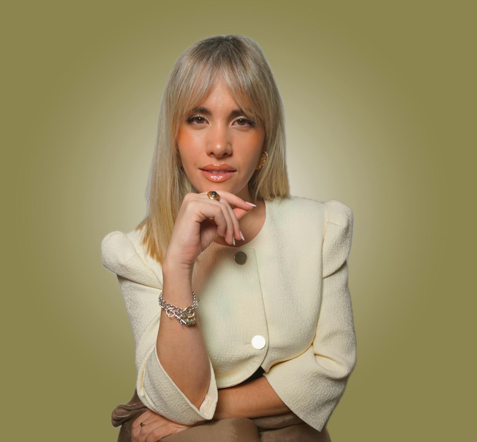 Retrato de Gemma Ojeda sobre fondo oliva